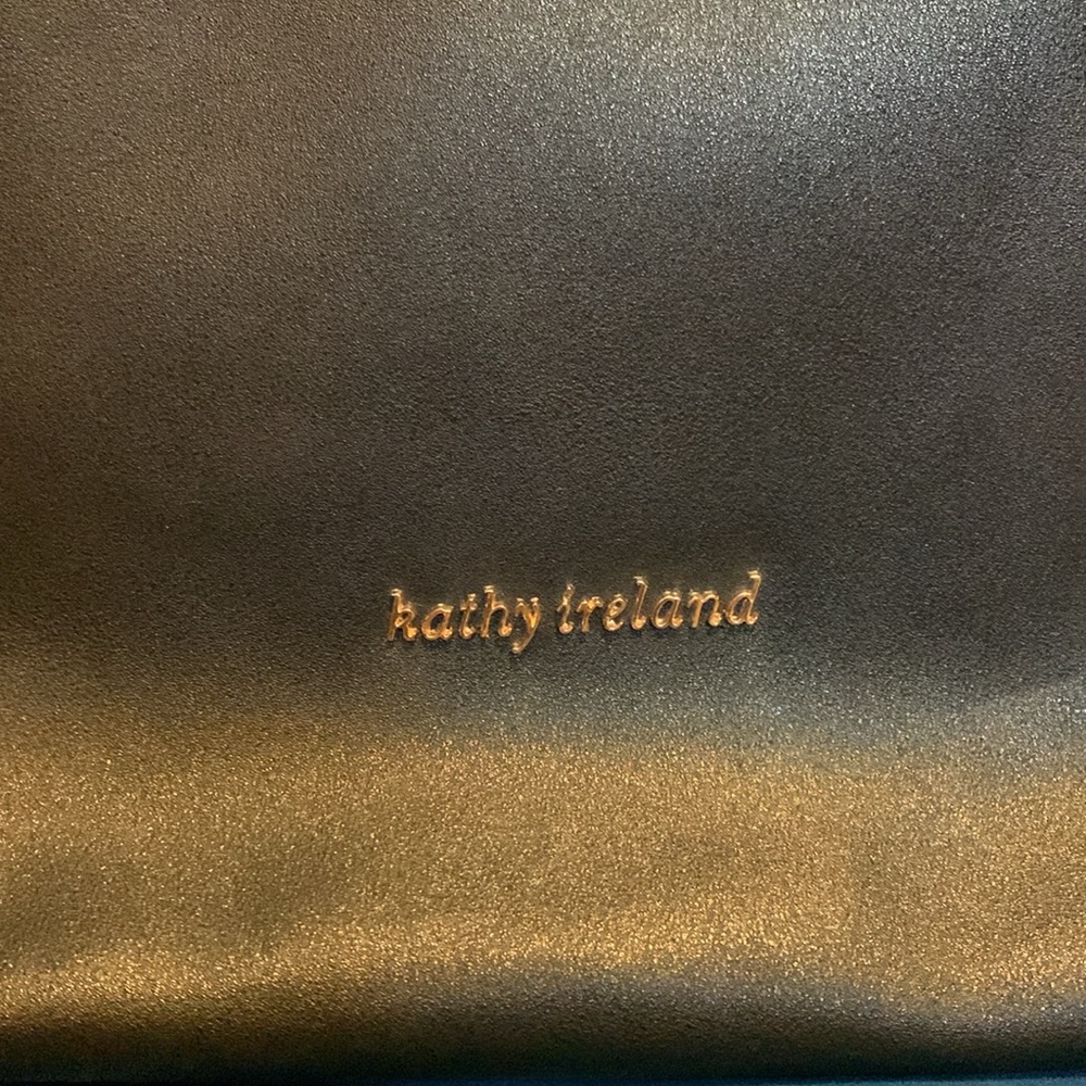 Very large black Kathy Ireland cosmetic case zipper compartments inside - Picture 2 of 4